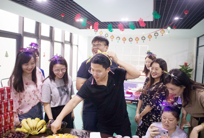 八月集體生日會(huì) | 與久違的祝?；馃嵯嘧? /></a>
                        </div>
                        <div   id=