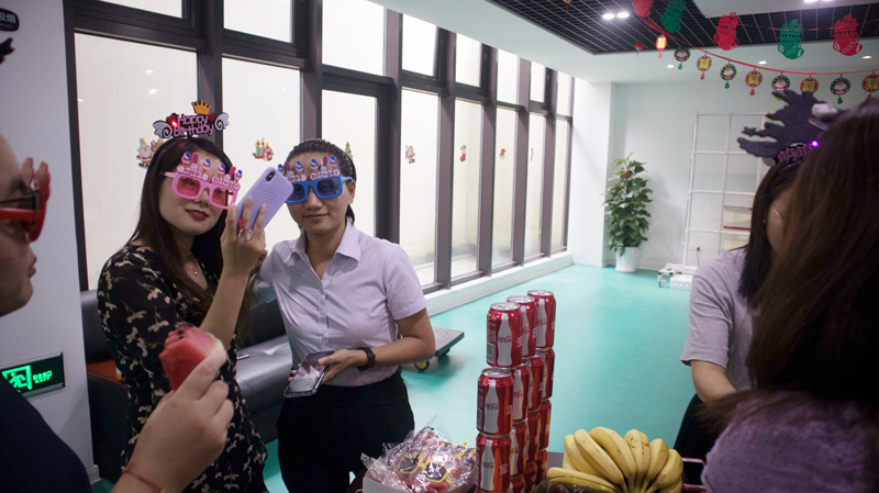 八月集體生日會 | 與久違的祝?；馃嵯嘧?  src="/uploads/allimg/210903/1-210Z3141922452.jpg" /></p>
<p>籌備組在準備美食之余，還給大家準備了活動道具。小哥哥小姐姐們戴上繽紛可愛的道具拍起照來。</p>
<p><img alt=