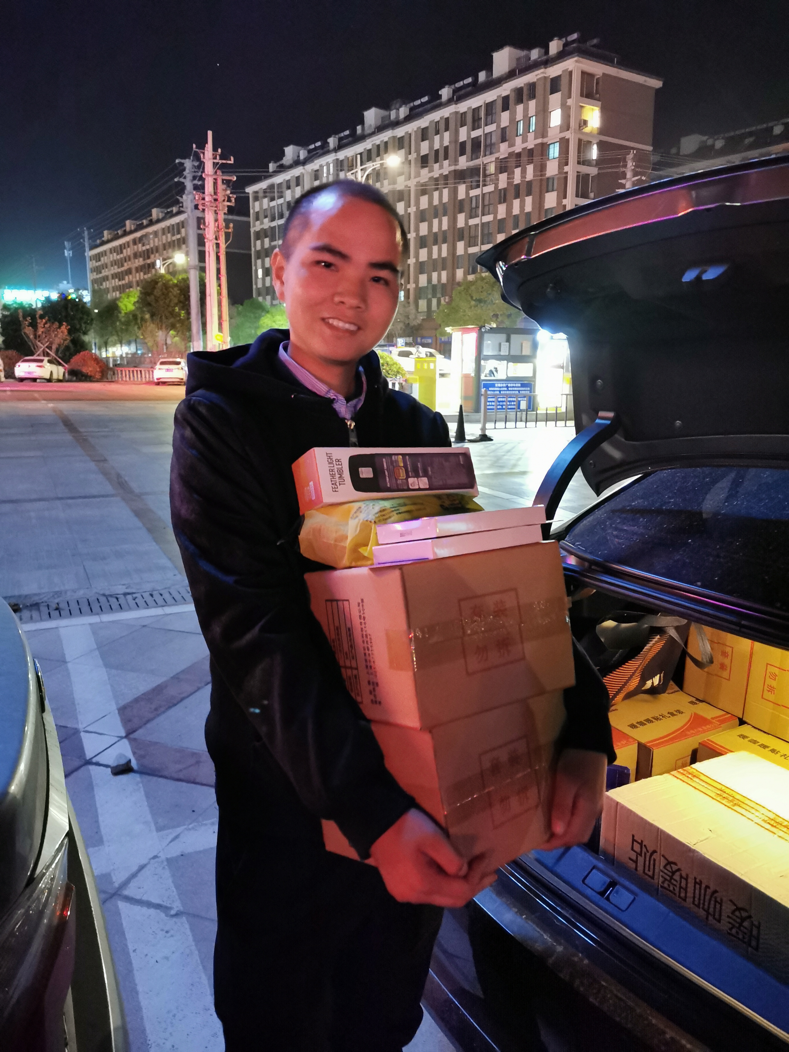 11月中旬，寶開工會組織開展“走一線、送溫暖”關(guān)愛員工暖冬行動。