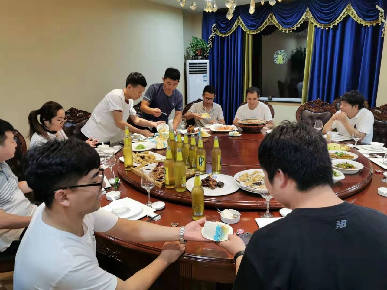 夏送清涼，集體慶生，慰問(wèn)一線 | 致我們的一線伙伴：辛苦了！