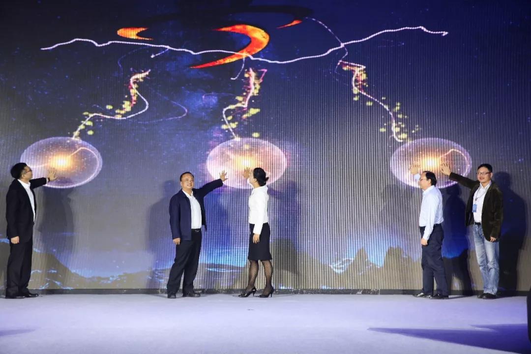 寶開領(lǐng)導(dǎo)張振林、王雷受邀出席 | 2018湖南大美服飾供應(yīng)鏈高峰論壇圓滿舉行！